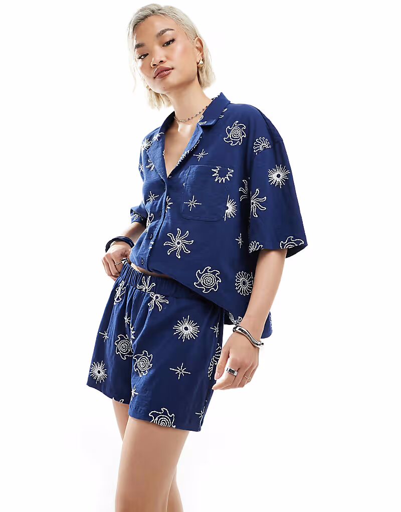 Рубашка Revere с вышивкой солнцестояния в темно-синем цвете Asos Design
Рубашка Revere с вышивкой солнцестояния в темно-синем цвете Asos Design