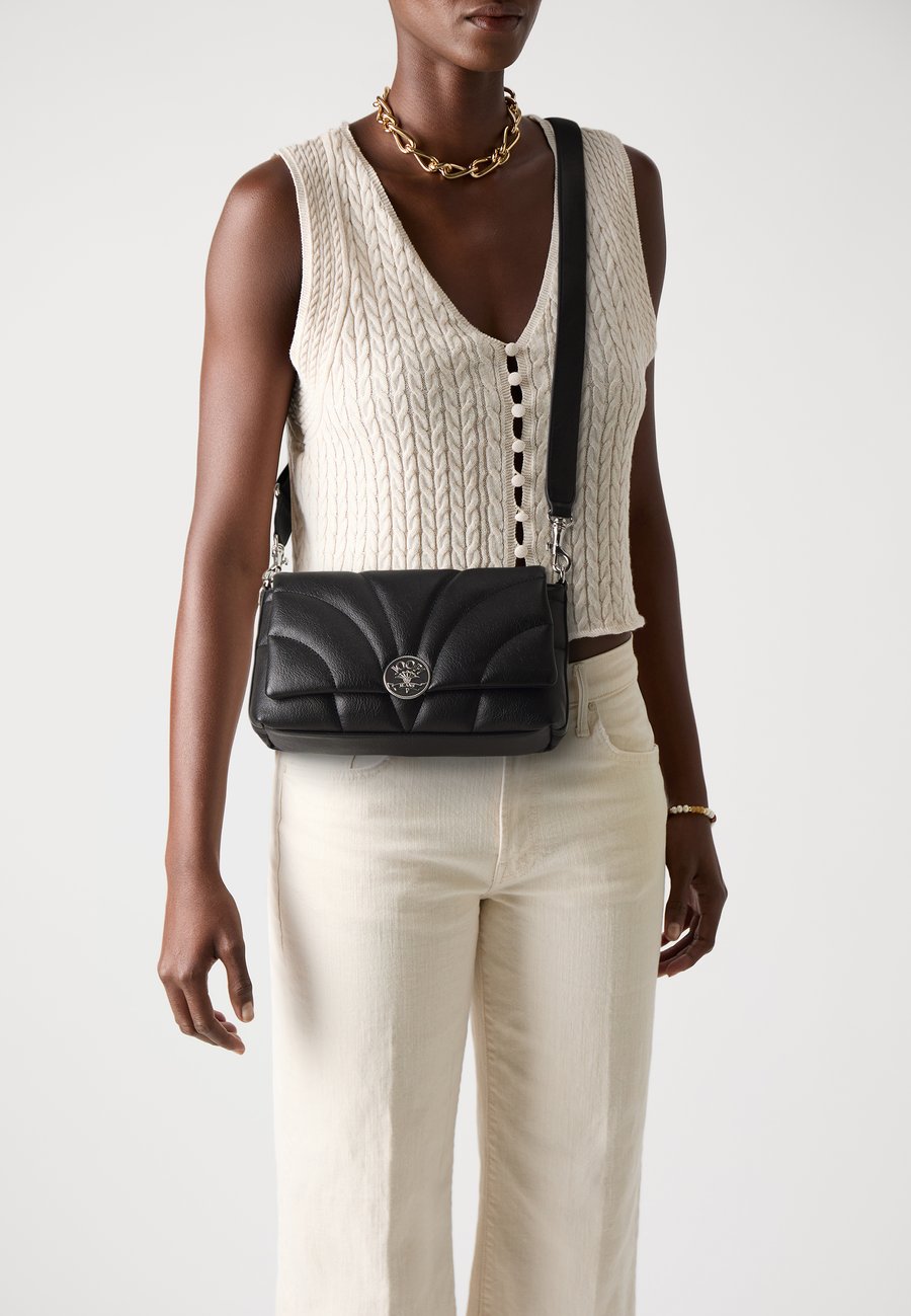 Сумка JOOP! Jeans SOAVE SHOULDERBAG , Black
Сумка JOOP! Jeans SOAVE SHOULDERBAG , Black