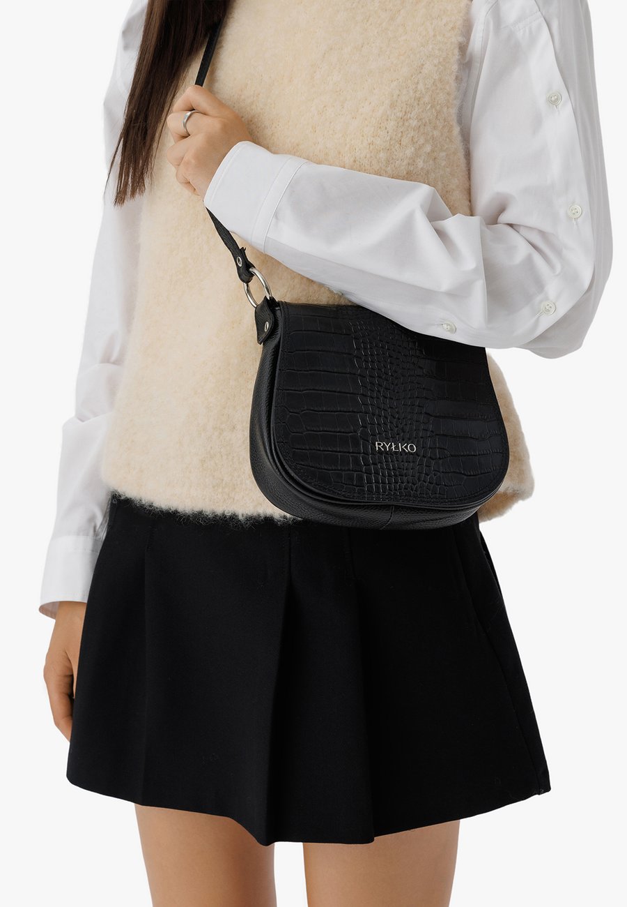 Сумка кросс-боди RYŁKO Cross body bag, Schwarz/Black
Сумка кросс-боди RYŁKO Cross body bag, Schwarz/Black