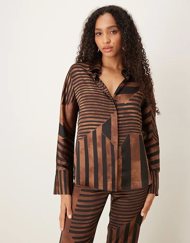 Рубашка Mango из атласа с коричневым геометрическим принтом
Рубашка Mango из атласа с коричневым геометрическим принтом