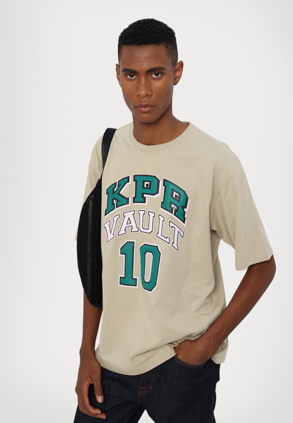 Футболка с принтом VAULT OVERSIZED TEE UNISEX Dhruv Kapoor, бежевый
Футболка с принтом VAULT OVERSIZED TEE UNISEX Dhruv Kapoor, бежевый