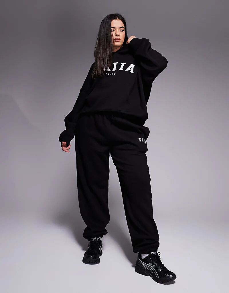 Черные джоггеры с вышитым логотипом Kaiia Plus на манжетах
Черные джоггеры с вышитым логотипом Kaiia Plus на манжетах