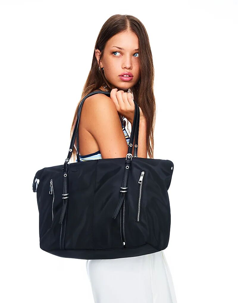 Сумка-шоппер Bershka из искусственной кожи черного цвета
Сумка-шоппер Bershka из искусственной кожи черного цвета