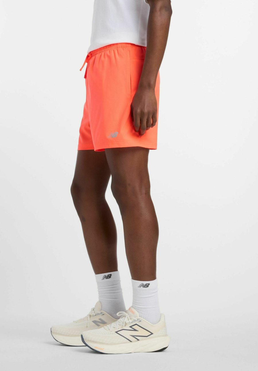 Спортивные шорты New Balance ESSENTIALS, Urgent Red/Red
Спортивные шорты New Balance ESSENTIALS, Urgent Red/Red