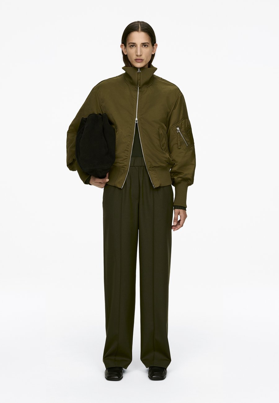 Брюки ARKET ELASTIC WAIST , Dark Green
Брюки ARKET ELASTIC WAIST , Dark Green