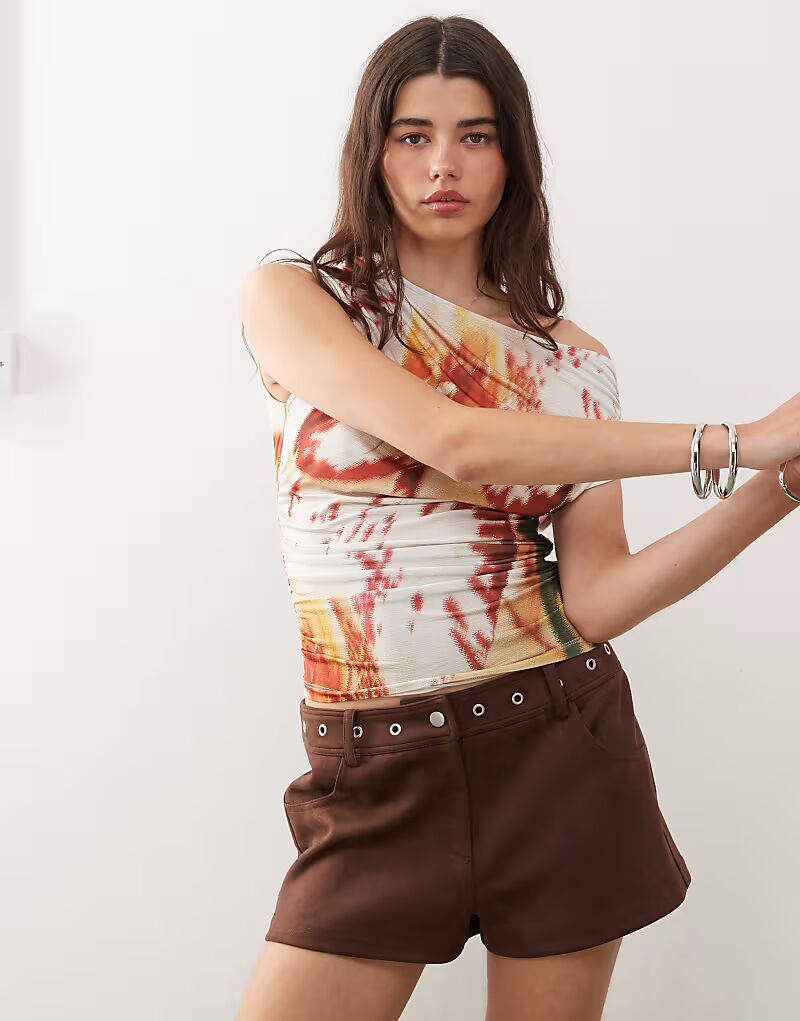 COLLUSION облегающий топ с открытыми плечами и размытым оранжевым принтом орхидеи
COLLUSION облегающий топ с открытыми плечами и размытым оранжевым принтом орхидеи