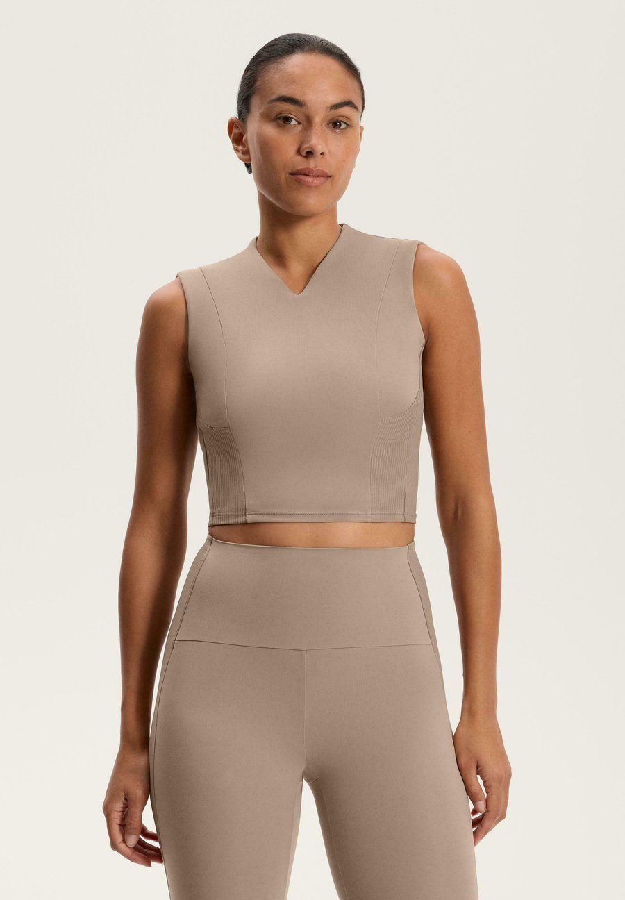 Топ OYSHO COMFORTLUX RIB, Beige
Топ OYSHO COMFORTLUX RIB, Beige