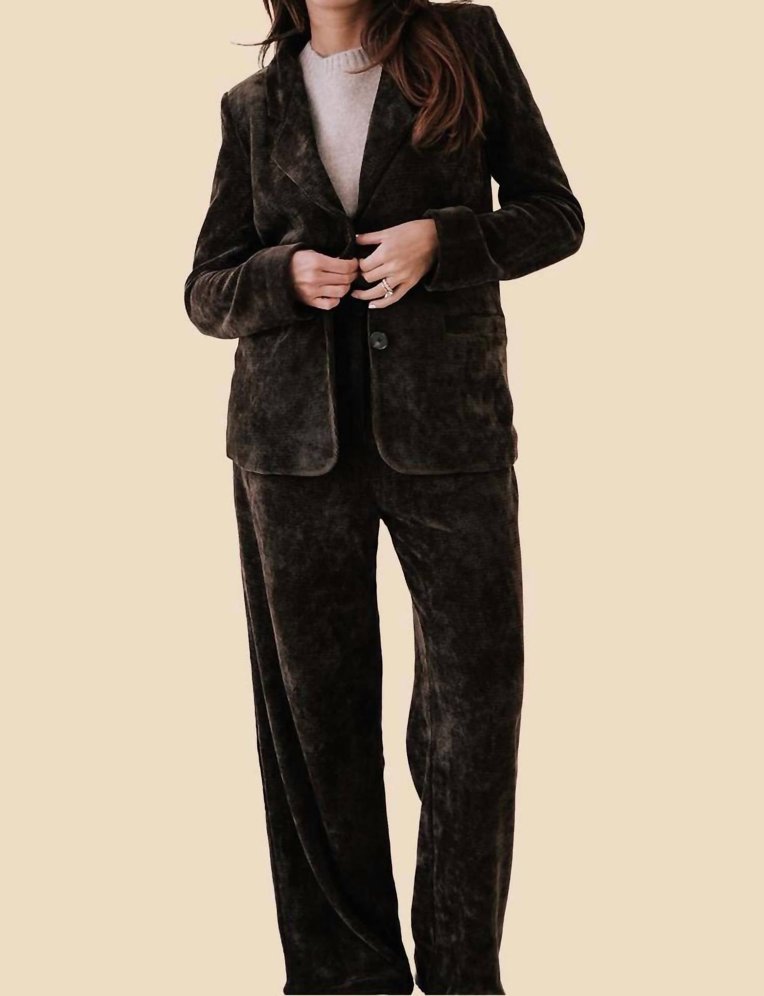 Полынные брюки-клеш из вельвета в коричневом цвете Paulina Current air
Полынные брюки-клеш из вельвета в коричневом цвете Paulina Current air