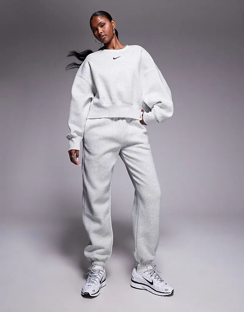 Джоггеры Nike Phoenix Fleece с высокой талией и манжетами свободного кроя серого цвета
Джоггеры Nike Phoenix Fleece с высокой талией и манжетами свободного кроя серого цвета