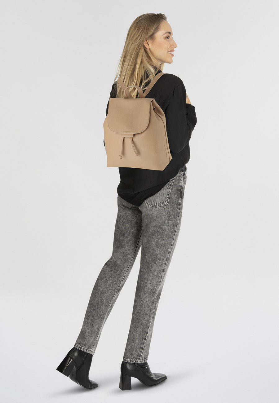 Рюкзак TOM TAILOR TTFILIPA M, Camel/Brown
Рюкзак TOM TAILOR TTFILIPA M, Camel/Brown