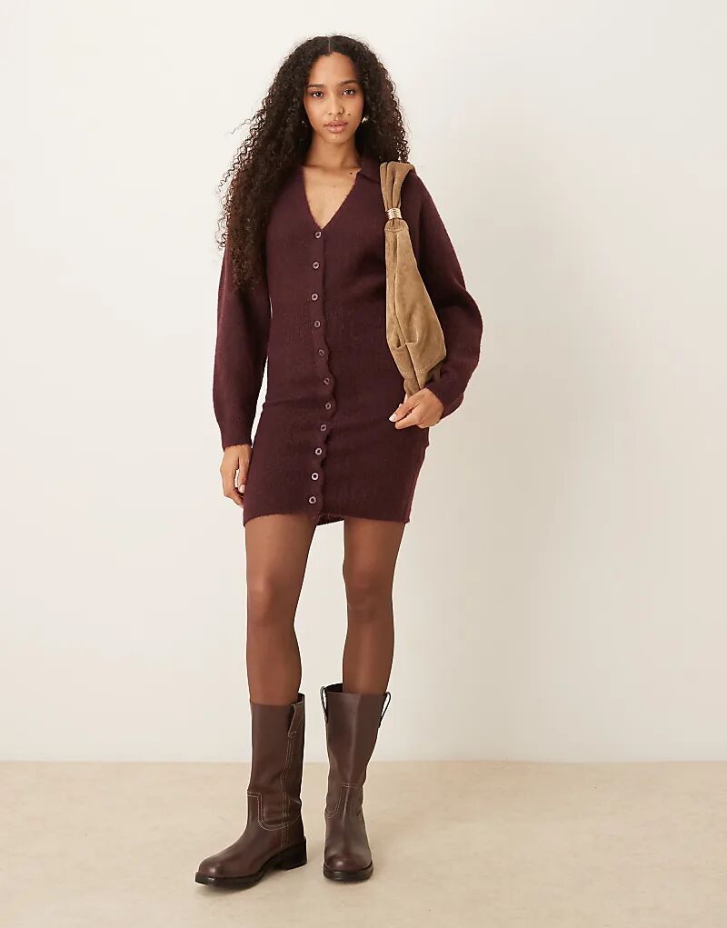 Трикотажное мини-платье Gina Tricot с длинными рукавами и застежкой на пуговицы бордового цвета
Трикотажное мини-платье Gina Tricot с длинными рукавами и застежкой на пуговицы бордового цвета