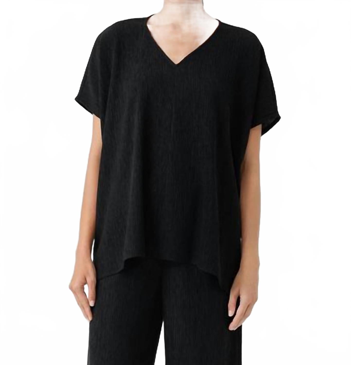 Черный топ с V-образным вырезом и свободным кроем Eileen Fisher
Черный топ с V-образным вырезом и свободным кроем Eileen Fisher