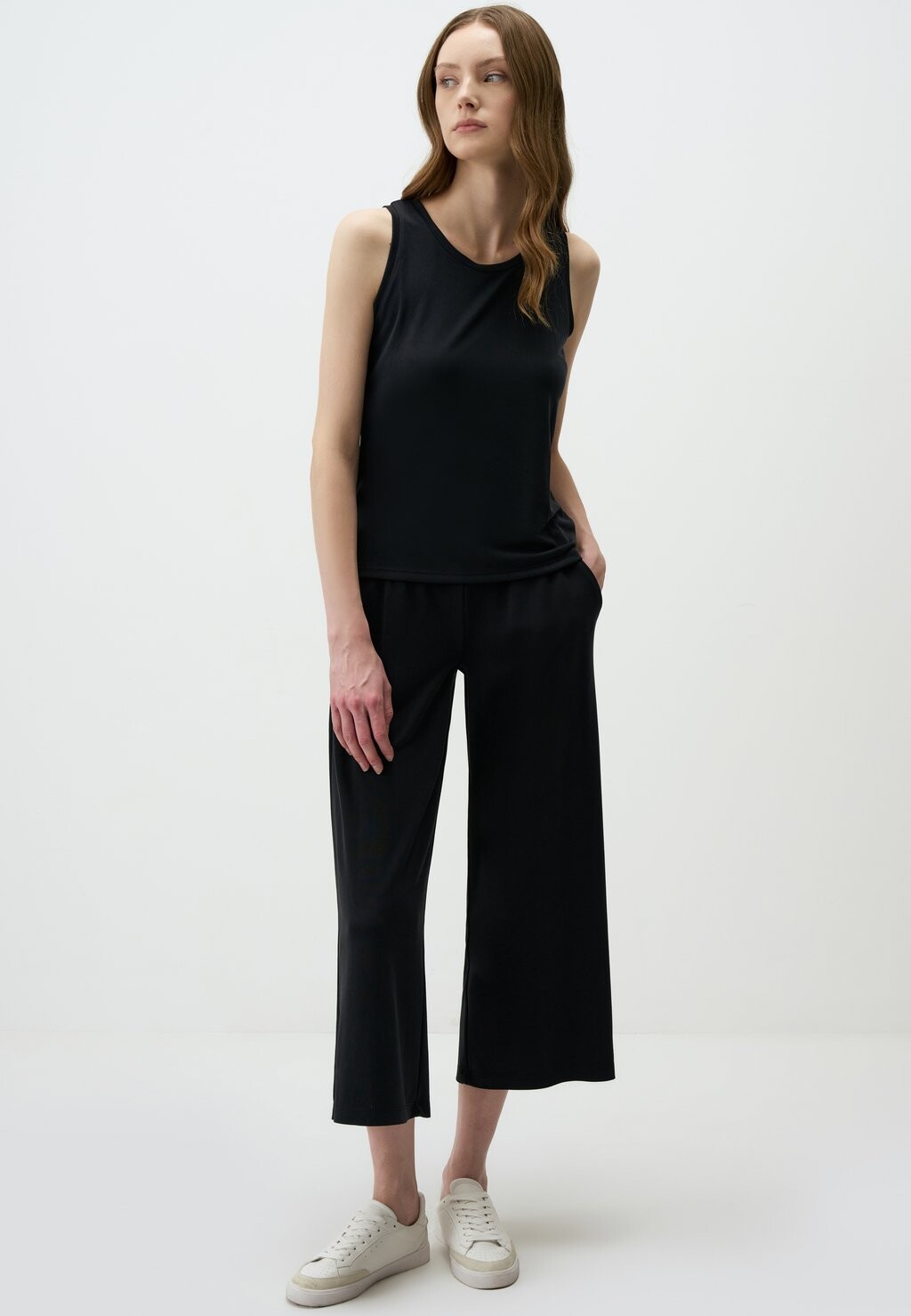 Топ SLEEVELESS Jimmy Key, черный
Топ SLEEVELESS Jimmy Key, черный