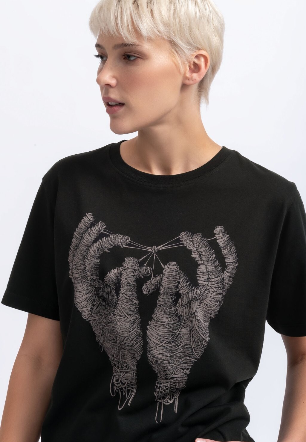 Футболка с принтом MANO UNUS KAFT, черный
Футболка с принтом MANO UNUS KAFT, черный