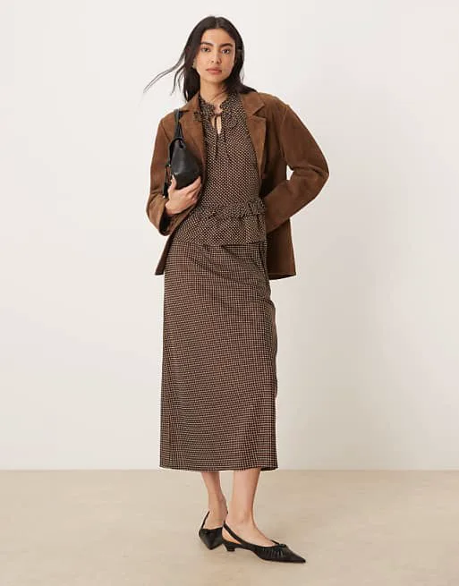 Юбка средней длины в коричневый горошек Wednesday's Girl
Юбка средней длины в коричневый горошек Wednesday's Girl