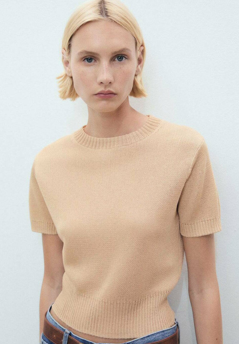 Базовая футболка Mango, песочный
Базовая футболка Mango, песочный