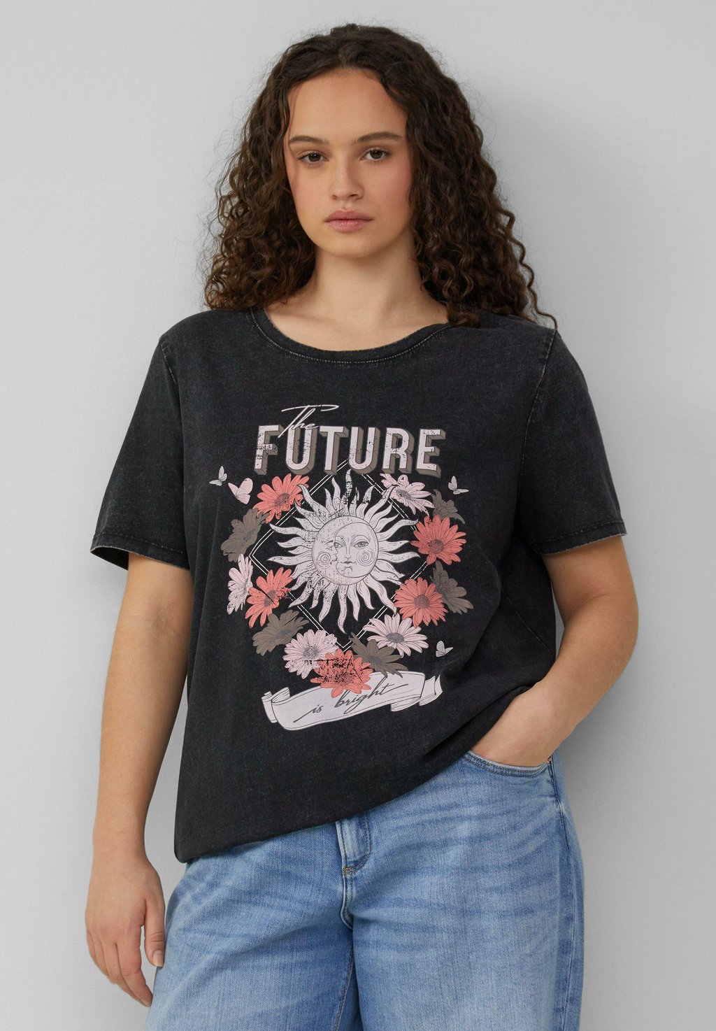 Футболка с принтом MIT FRONT IN GEWASCHENER OPTIK QS, черный 
Футболка с принтом MIT FRONT IN GEWASCHENER OPTIK QS, черный