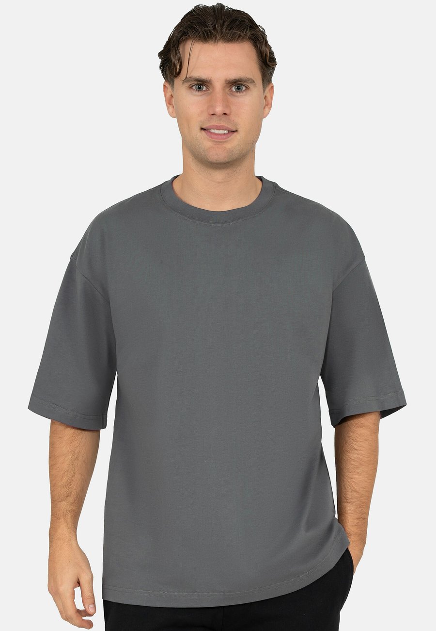 Футболка Reichstadt Basic T-shirt, Dark Grey, Серый, Футболка Reichstadt Basic T-shirt, Dark Grey
Футболка Reichstadt Basic T-shirt, Dark Grey, Серый, Футболка Reichstadt Basic T-shirt, Dark Grey