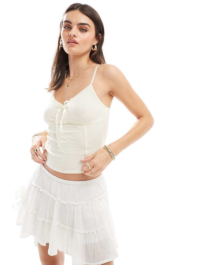 Miss Selfridge – Топ-майка цвета слоновой кости с кружевной отделкой и галстуком-бабочкой
Miss Selfridge – Топ-майка цвета слоновой кости с кружевной отделкой и галстуком-бабочкой