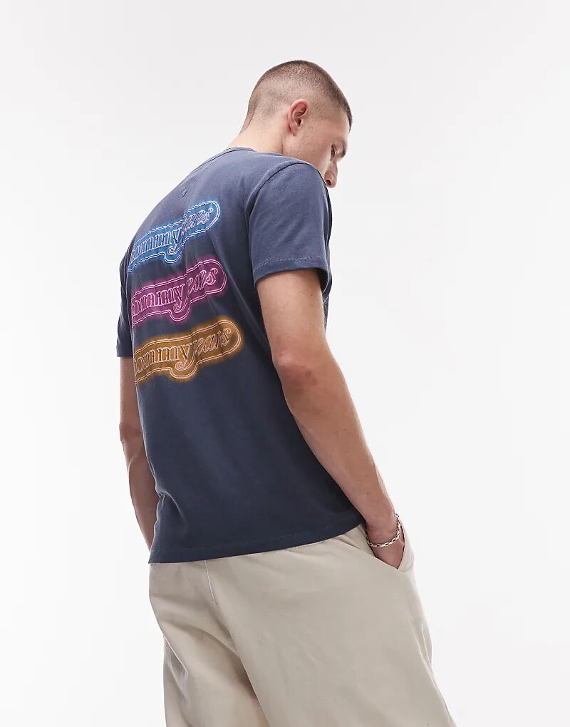 Футболка Tommy Jeans с неоновым принтом на спине, темно-синего цвета
Футболка Tommy Jeans с неоновым принтом на спине, темно-синего цвета