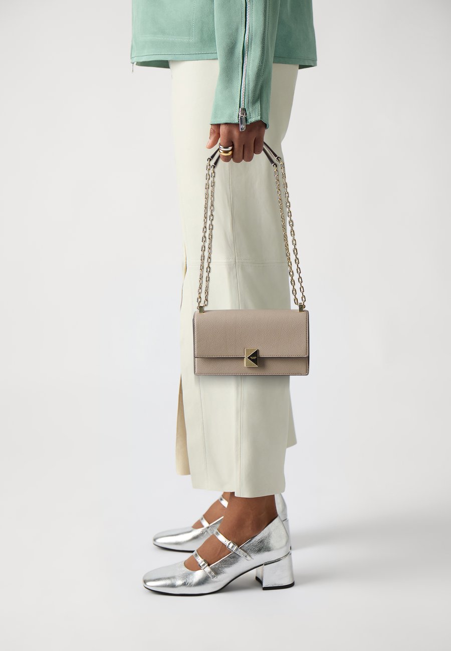 Сумка кросс-боди kate spade new york DECO PEBBLED MINI FLAP CHAIN, Timeless Taupe/Taupe
Сумка кросс-боди kate spade new york DECO PEBBLED MINI FLAP CHAIN, Timeless Taupe/Taupe