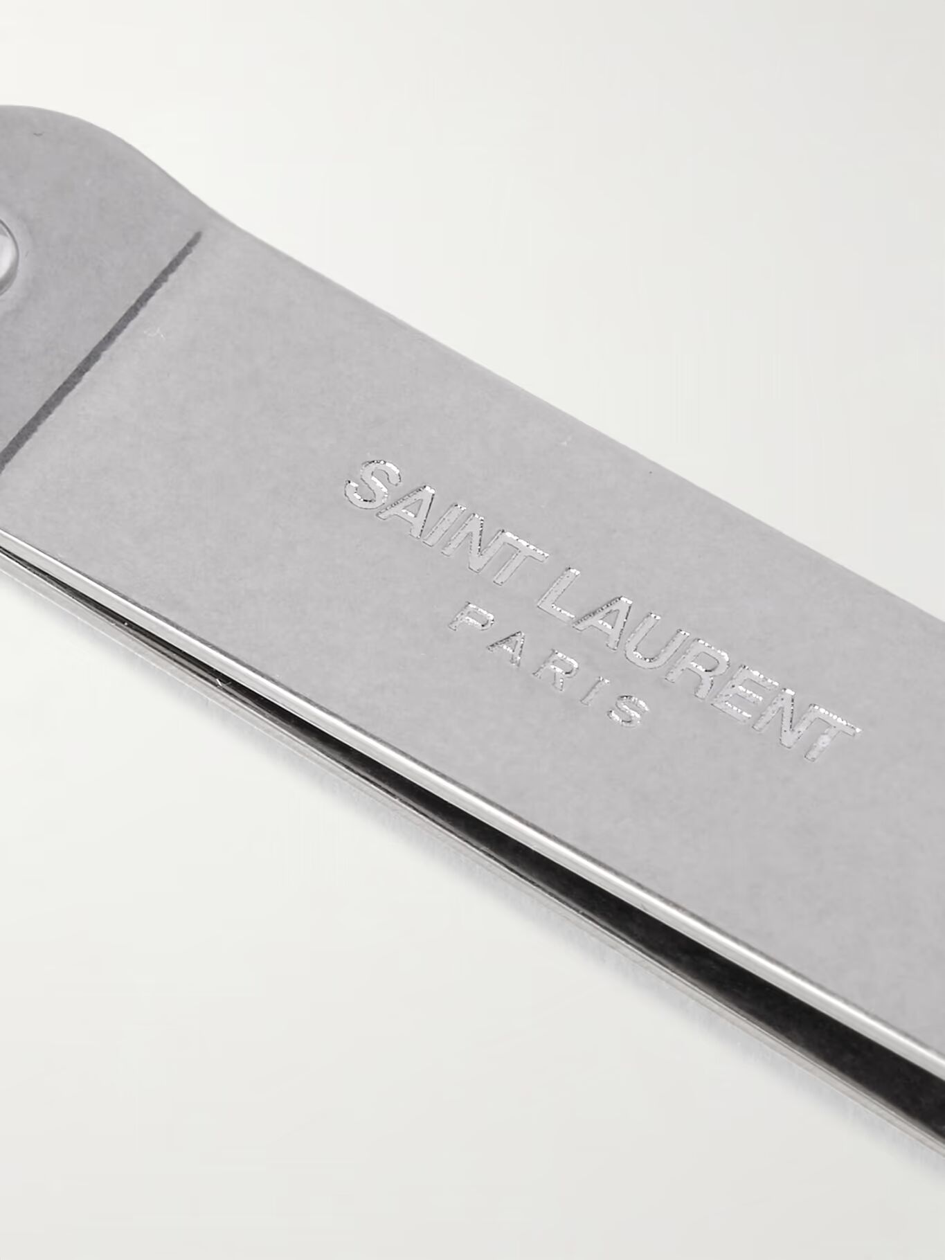 Серебряный зажим для денег с гравировкой логотипа SAINT LAURENT
Серебряный зажим для денег с гравировкой логотипа SAINT LAURENT