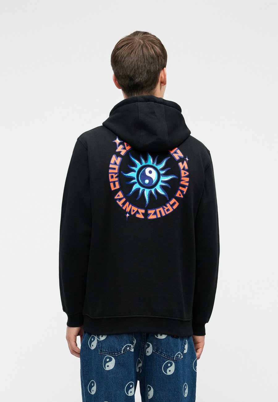 Худи Santa Cruz SOL TRIPPER HOOD UNISEX, Black, Черный, Худи Santa Cruz SOL TRIPPER HOOD UNISEX, Black
Худи Santa Cruz SOL TRIPPER HOOD UNISEX, Black, Черный, Худи Santa Cruz SOL TRIPPER HOOD UNISEX, Black