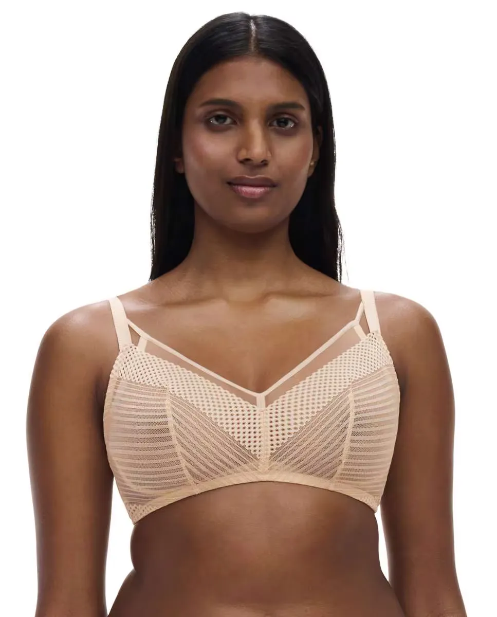 Бюстгальтер без косточек с графическим кружевом и фатином из линейки Play Chantelle, бежевый 
Бюстгальтер без косточек с графическим кружевом и фатином из линейки Play Chantelle, бежевый