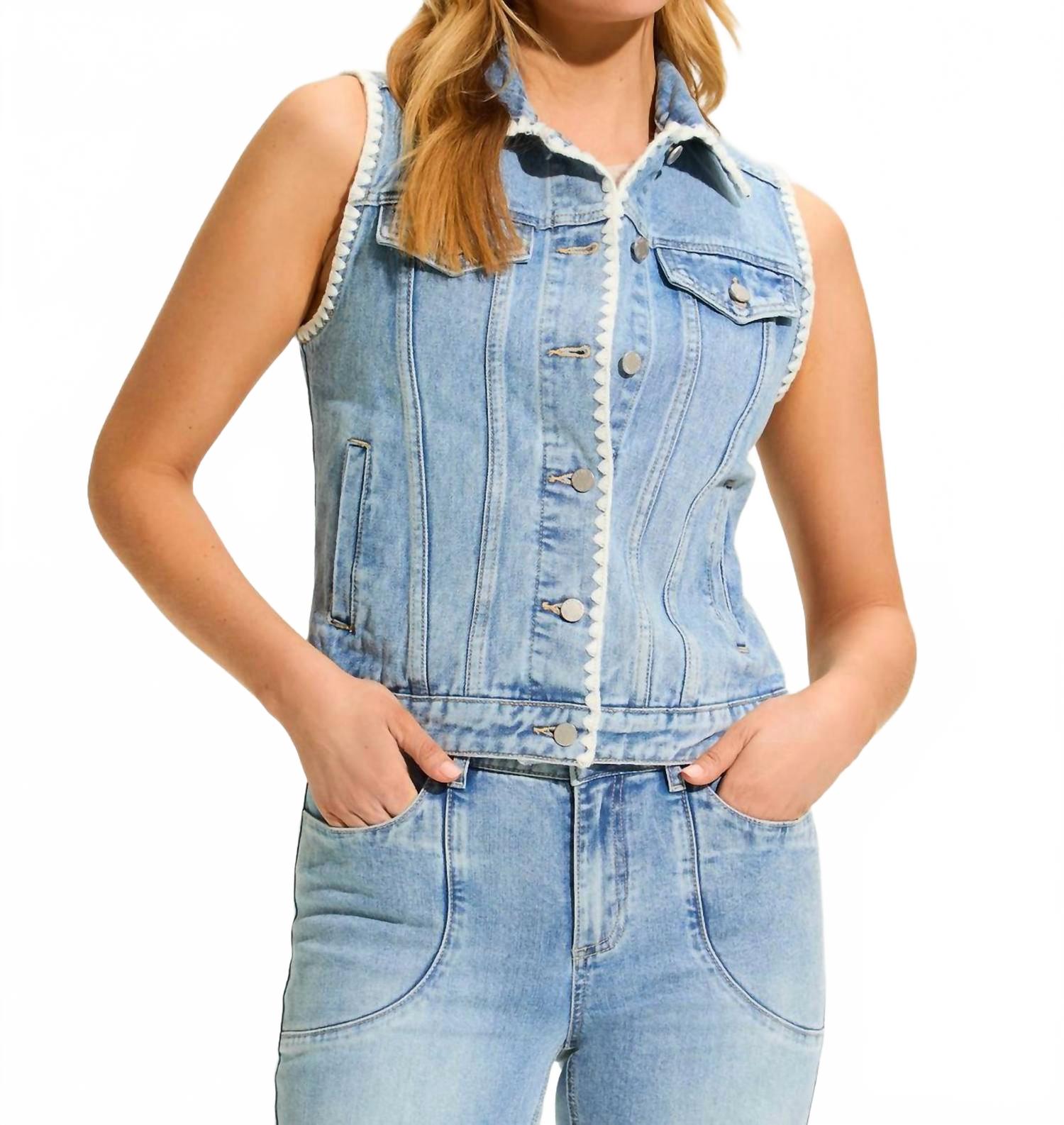 Сшитый джинсовый жилет в синем цвете FDJ
Сшитый джинсовый жилет в синем цвете FDJ