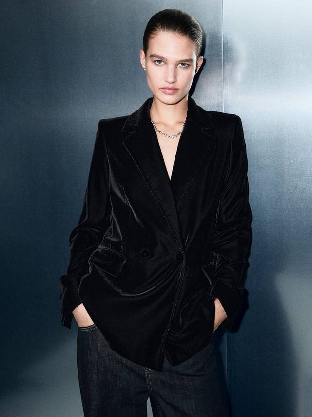 Двубортный бархатный блейзер Combi Mango, Black
Двубортный бархатный блейзер Combi Mango, Black