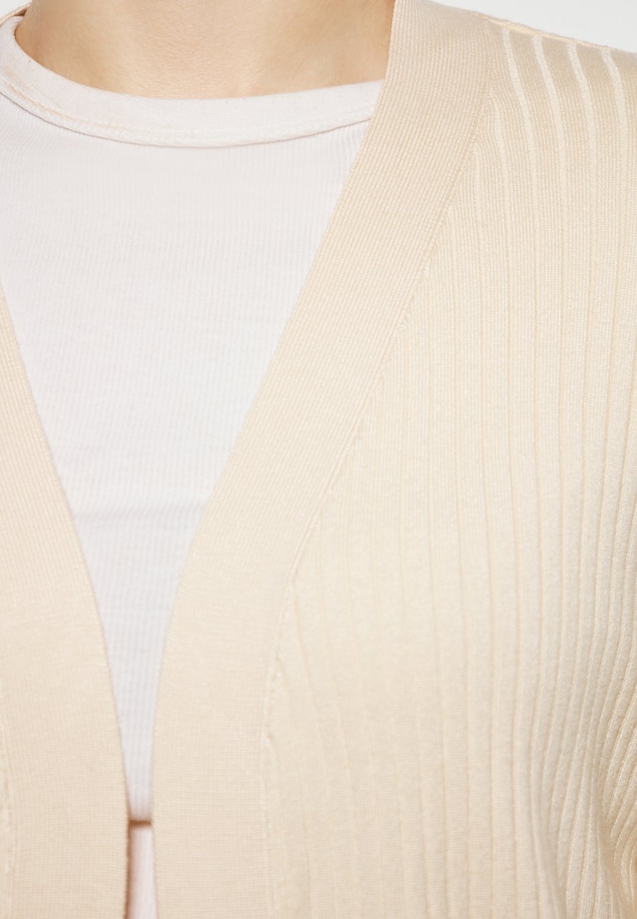 Кардиган faina CO-BRANDED WITH NAEMI, Elfenbein/Beige
Кардиган faina CO-BRANDED WITH NAEMI, Elfenbein/Beige