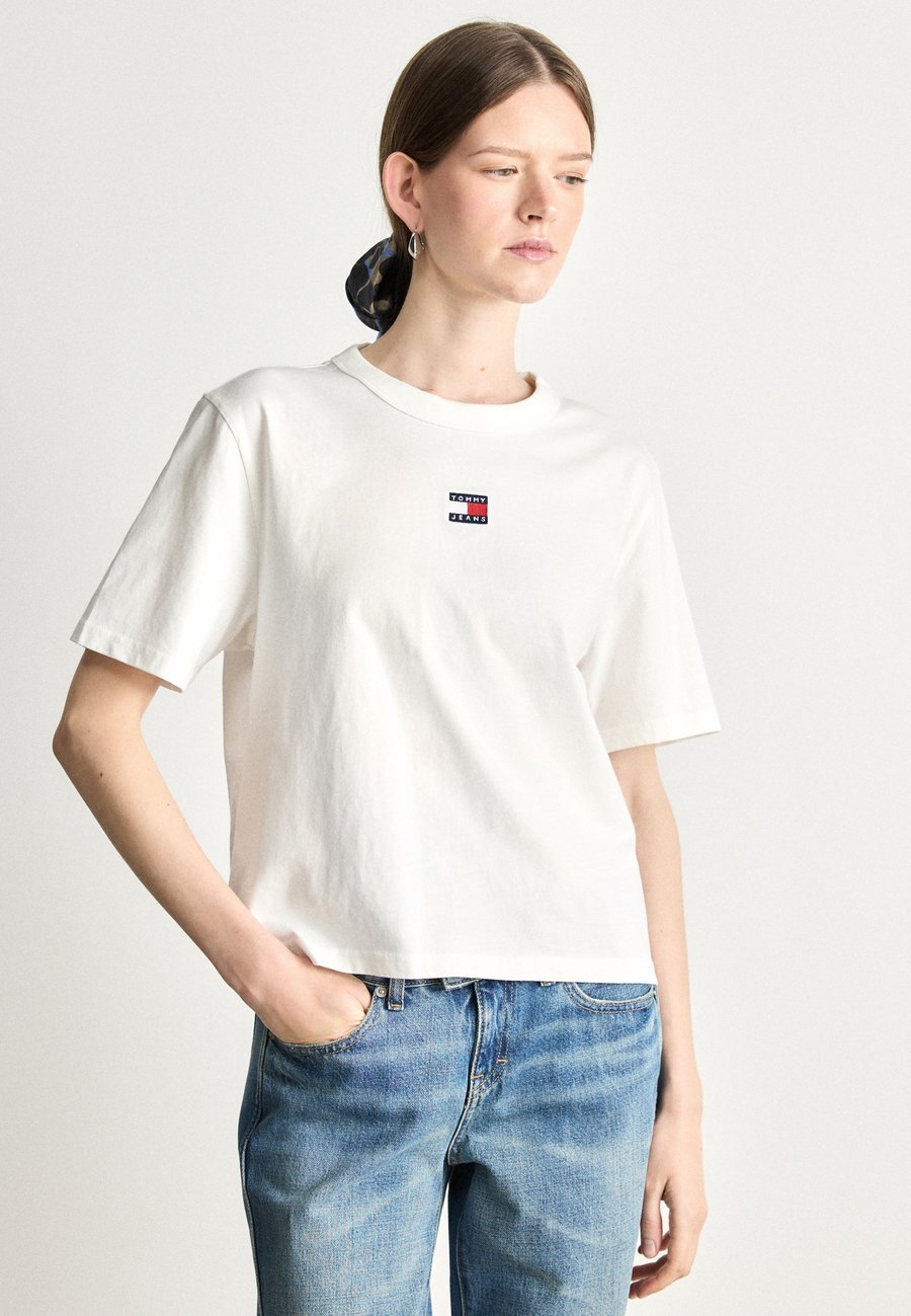 Футболка Tommy Jeans BADGE TEE, Ecru/Off-White, Белый, Футболка Tommy Jeans BADGE TEE, Ecru/Off-White
Футболка Tommy Jeans BADGE TEE, Ecru/Off-White, Белый, Футболка Tommy Jeans BADGE TEE, Ecru/Off-White