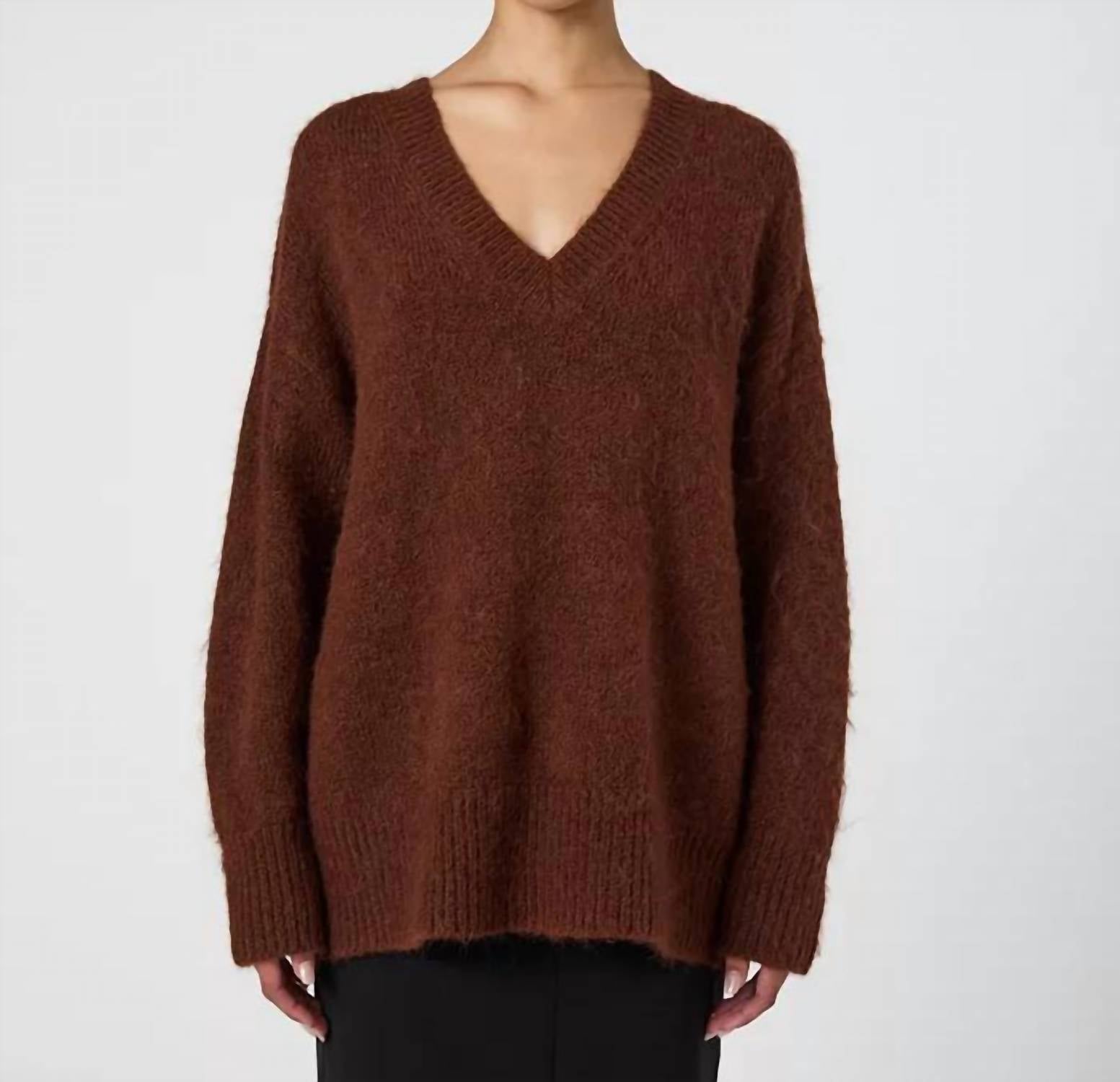 Пушистый вязаный джемпер с V-образным вырезом в шоколадном цвете French Connection
Пушистый вязаный джемпер с V-образным вырезом в шоколадном цвете French Connection