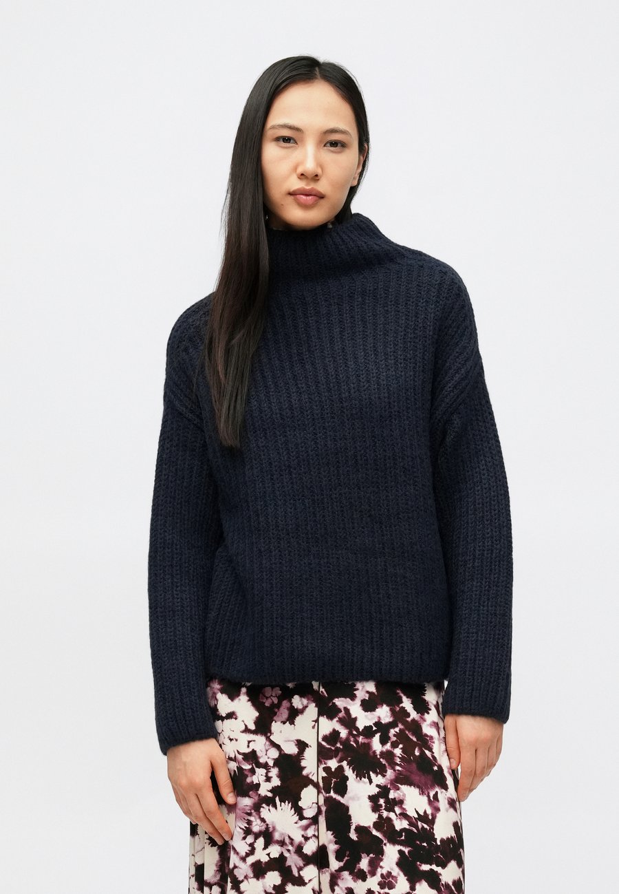 Джемпер CLOSED HIGH NECK LONG SLEEVE, Dark Night/Dark Blue
Джемпер CLOSED HIGH NECK LONG SLEEVE, Dark Night/Dark Blue