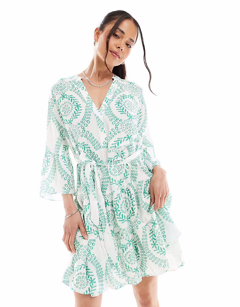 Платье Vero Moda с поясом и расклешенными рукавами, с зеленым цветочным узором из плитки
Платье Vero Moda с поясом и расклешенными рукавами, с зеленым цветочным узором из плитки