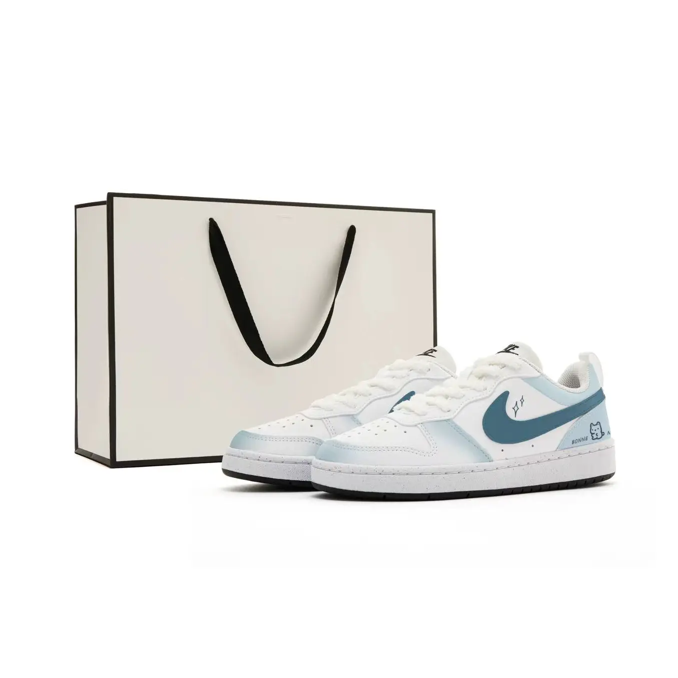 Nike Court Borough Blue Tone Cat World устойчивые к истиранию низкие кроссовки для скейтбординга blue white для подростков
Nike Court Borough Blue Tone Cat World устойчивые к истиранию низкие кроссовки для скейтбординга blue white для подростков