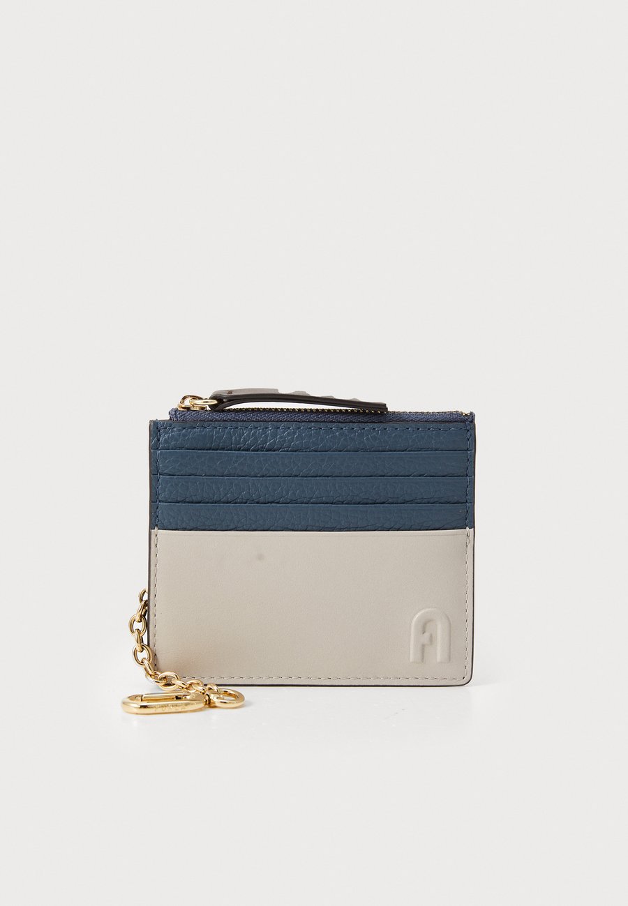 Кошелек Furla GRAZIA CARD CASE HOOK, Grigio Blu/Espresso/Blue-Grey
Кошелек Furla GRAZIA CARD CASE HOOK, Grigio Blu/Espresso/Blue-Grey