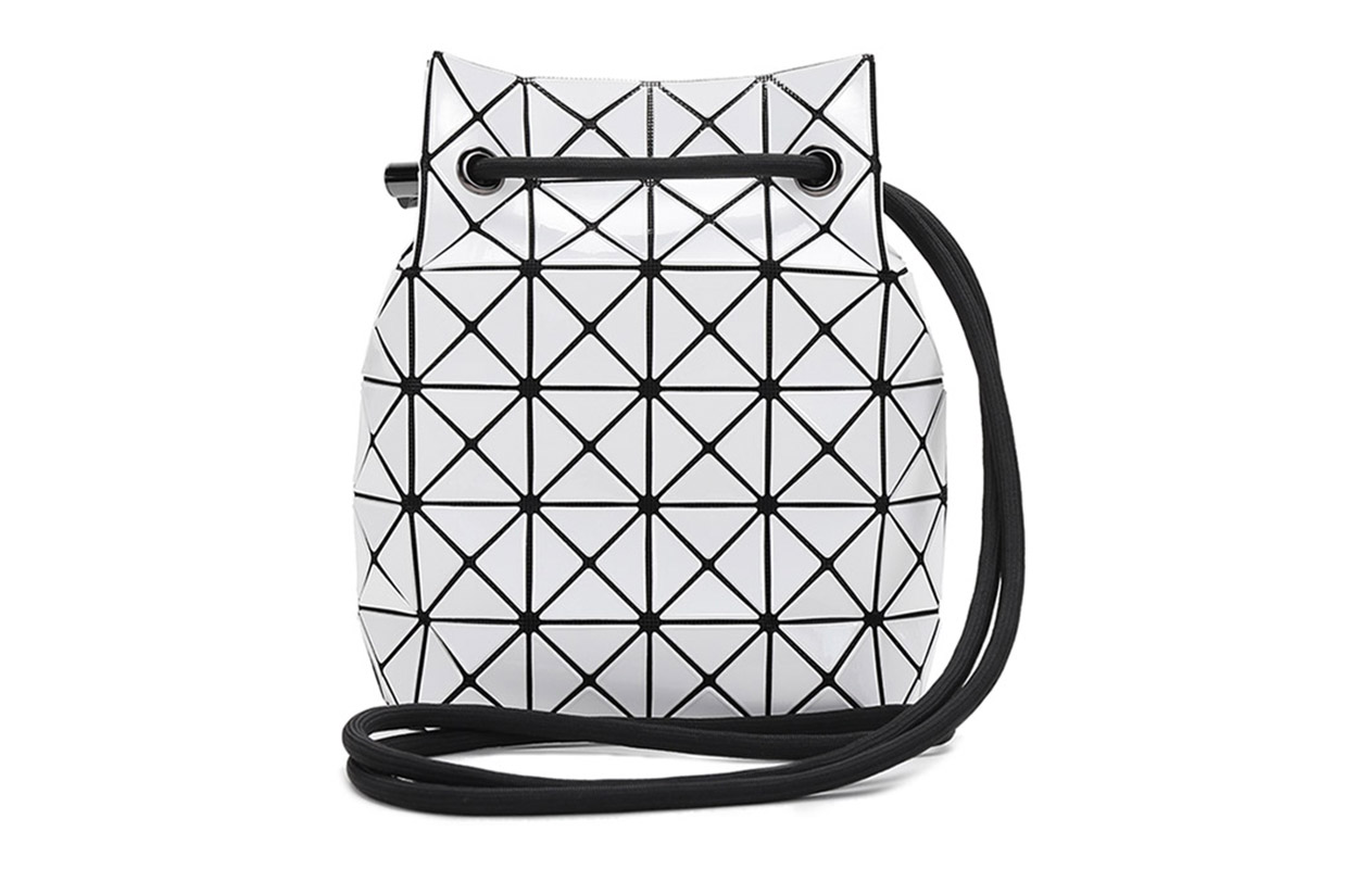 ISSEY MIYAKE Призматическая ПВХ сумка ведро через плечо на ремне женская белая
ISSEY MIYAKE Призматическая ПВХ сумка ведро через плечо на ремне женская белая