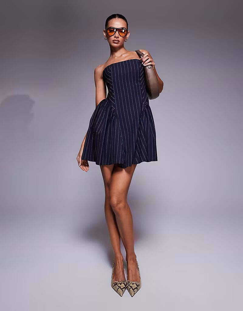 Мини-платье-бандо ASOS DESIGN в тонкую полоску темно-синего цвета
Мини-платье-бандо ASOS DESIGN в тонкую полоску темно-синего цвета