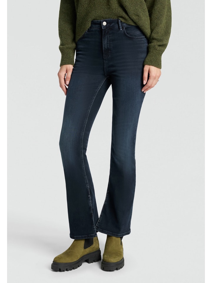 Джинсы - Bootcut fit - темно-синего цвета Hugo Boss Orange
Джинсы - Bootcut fit - темно-синего цвета Hugo Boss Orange