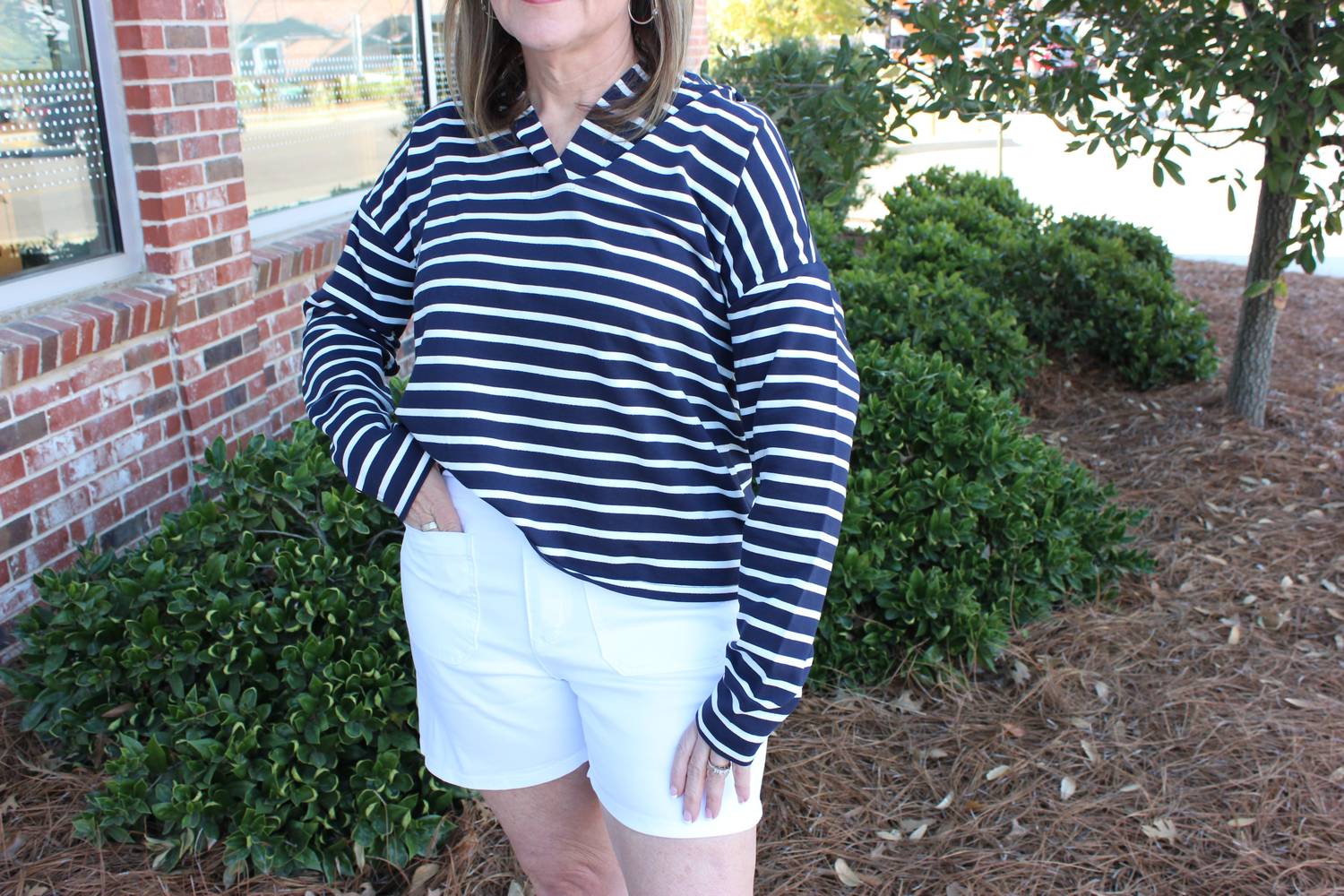 Женская толстовка с капюшоном и V-образным вырезом в темно-синем цвете CHARLIE B
Женская толстовка с капюшоном и V-образным вырезом в темно-синем цвете CHARLIE B