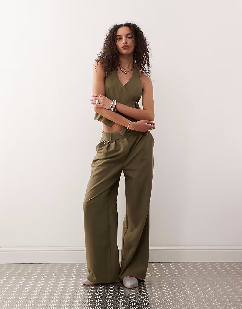 Брюки свободного кроя цвета хаки Collusion
Брюки свободного кроя цвета хаки Collusion