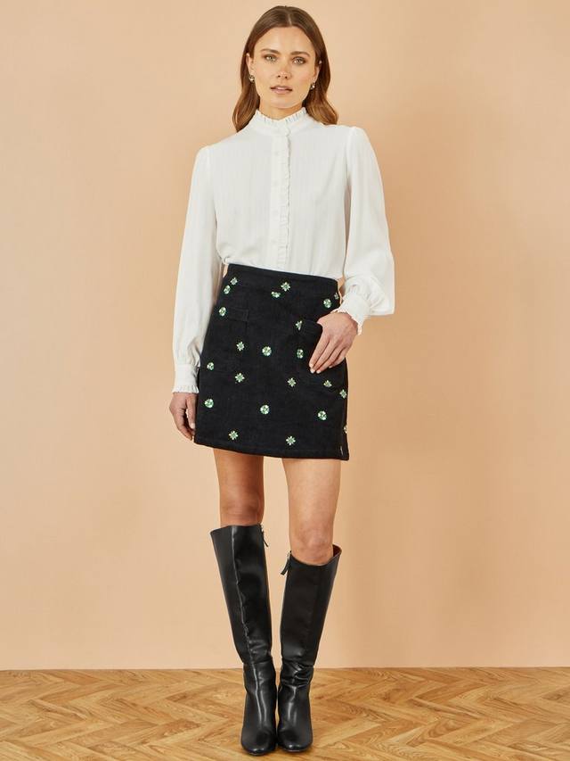 Вышитая цветочная мини-юбка из вельвета Yumi, Black
Вышитая цветочная мини-юбка из вельвета Yumi, Black