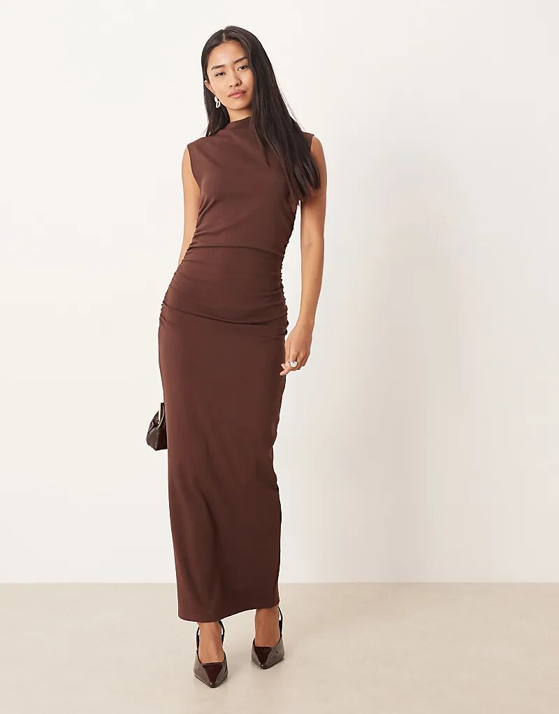 Платье миди без рукавов коричневого цвета с поясом
Платье миди без рукавов коричневого цвета с поясом