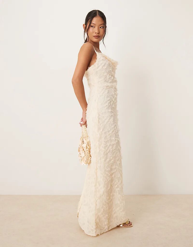 Платье макси VILA Petite с воротником-хомутиком и текстурированной бретелькой кремового цвета
Платье макси VILA Petite с воротником-хомутиком и текстурированной бретелькой кремового цвета