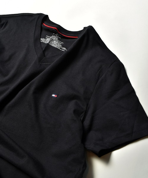 Футболка базовая с V-образным вырезом и коротким рукавом, с вышивкой TOMMY HILFIGER, черный
Футболка базовая с V-образным вырезом и коротким рукавом, с вышивкой TOMMY HILFIGER, черный