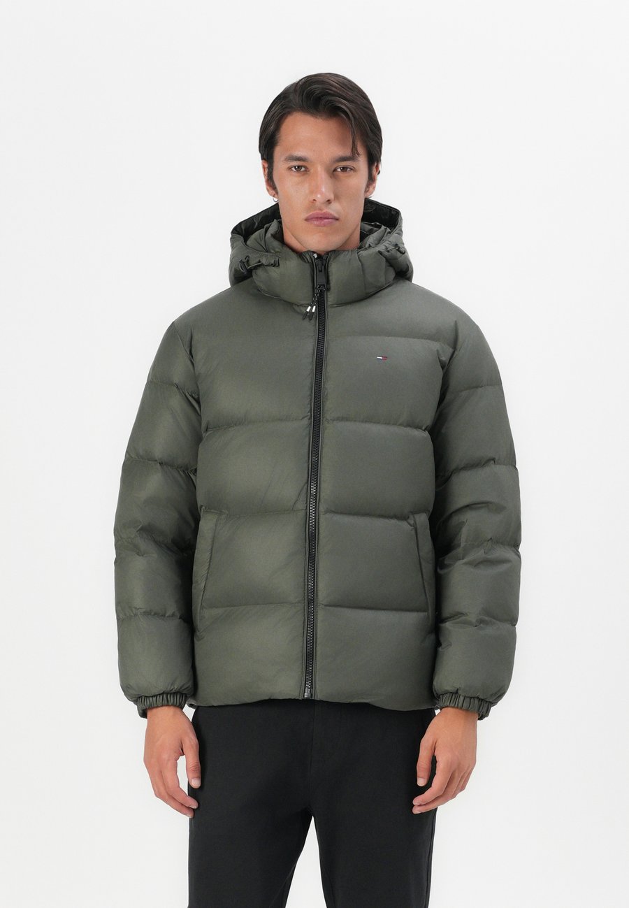 Куртка Tommy Jeans ESSENTIAL , Pewter Green/Green
Куртка Tommy Jeans ESSENTIAL , Pewter Green/Green