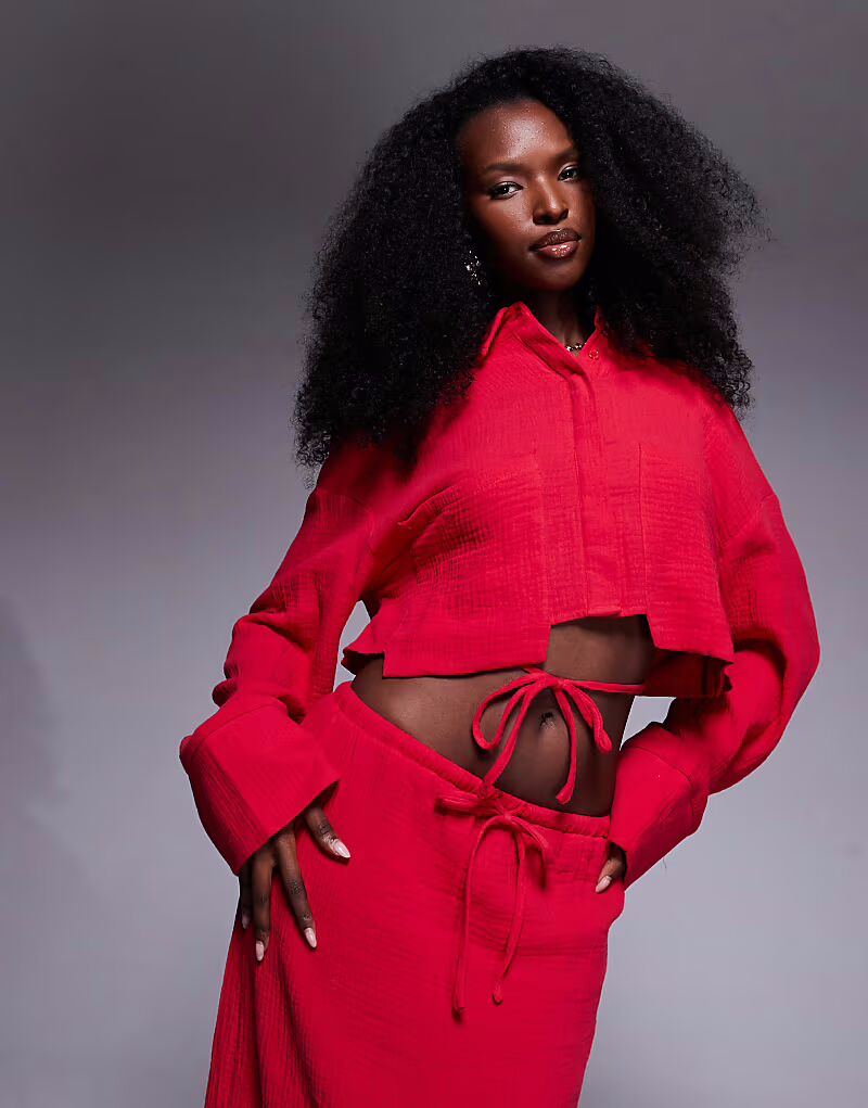 Эксклюзивная фактурная хлопковая укороченная рубашка свободного кроя с завязками сзади красного цвета Kaiia
Эксклюзивная фактурная хлопковая укороченная рубашка свободного кроя с завязками сзади красного цвета Kaiia