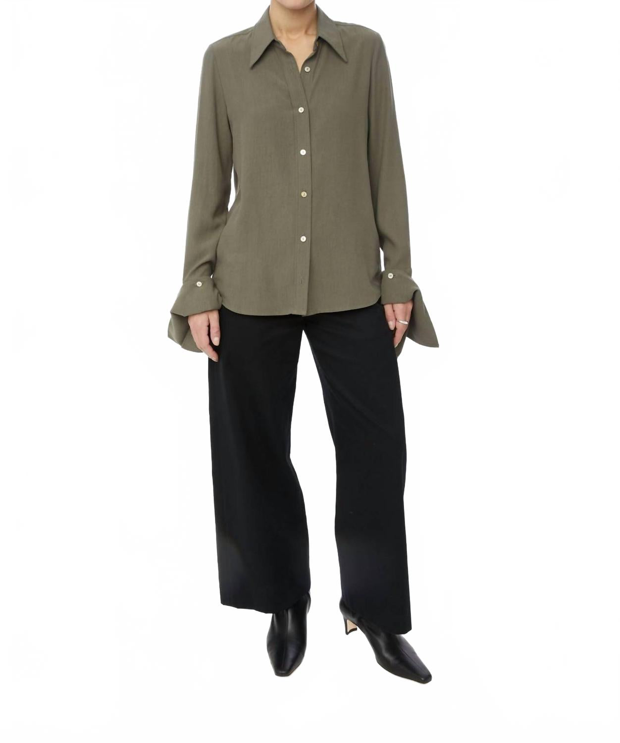 Свободный топ с длинными манжетами оливкового цвета Dāl the Label
Свободный топ с длинными манжетами оливкового цвета Dāl the Label