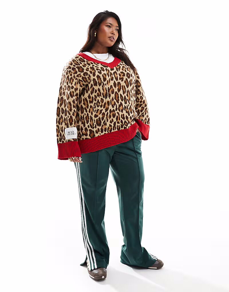 Эксклюзивный удлиненный джемпер Plus Holly Wynne с V-образным вырезом и контрастной окантовкой в леопардовом стиле Renee Studio, леопардовый
Эксклюзивный удлиненный джемпер Plus Holly Wynne с V-образным вырезом и контрастной окантовкой в леопардовом стиле Renee Studio, леопардовый